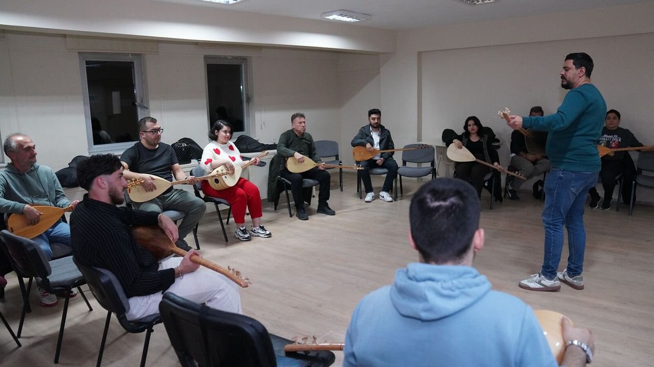 Tepebaşı'nda gitar ve bağlama çalmayı öğreniyorlar