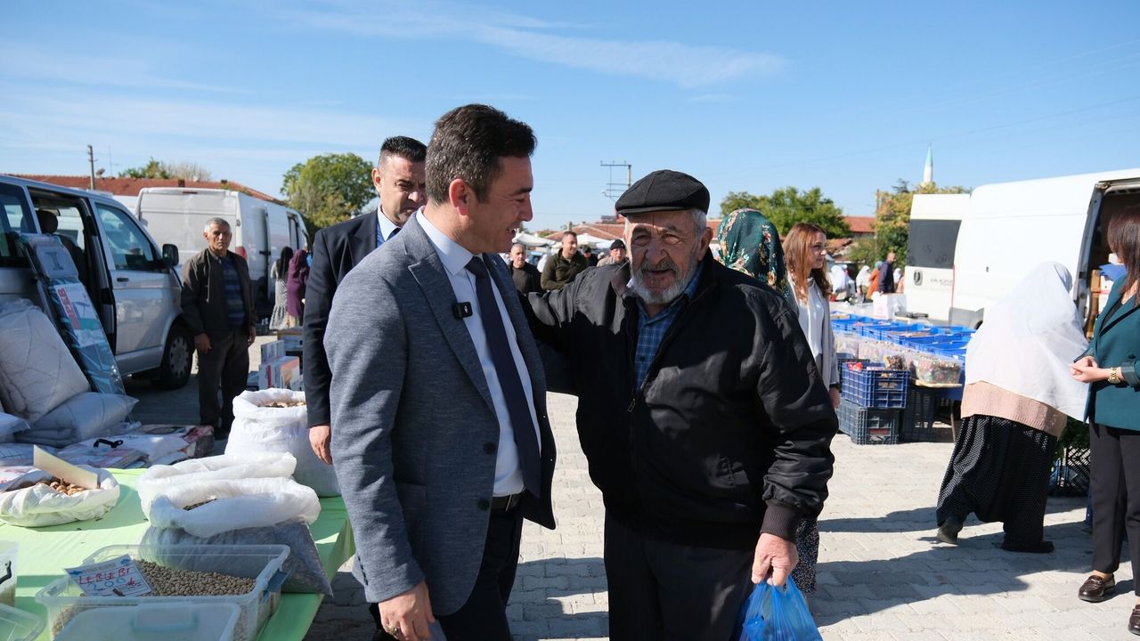 Başkan Dökmeci pazarda vatandaşlarla buluştu