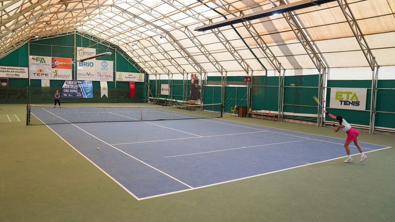 Kurtuluş tenis kupası tüm heyecanıyla sürüyor