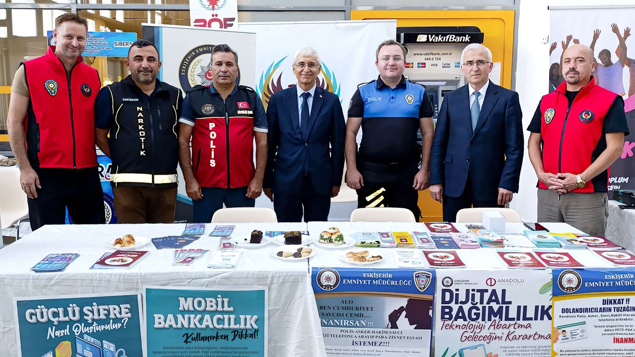 Rektörler, Eskişehir Emniyet Müdürlüğü Standını Ziyaret Etti