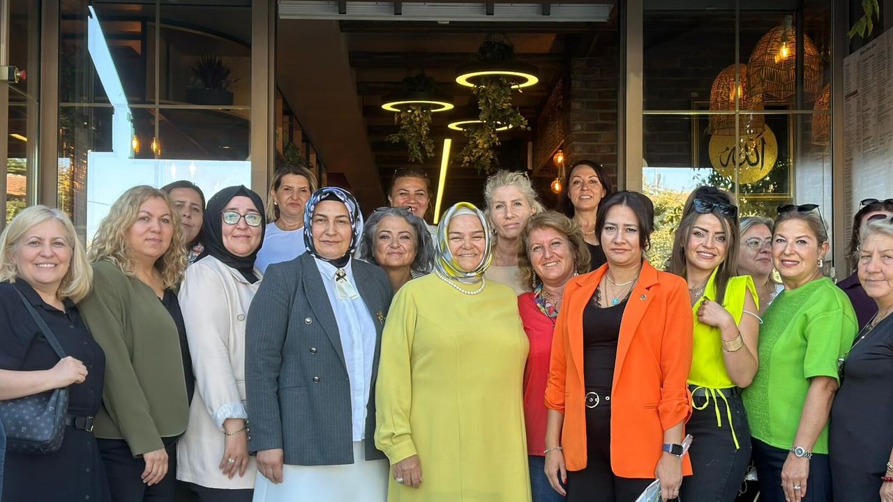 AK Parti Eskişehir İl Kadın Kolları'ndan kadın muhtarlarla buluşma programı