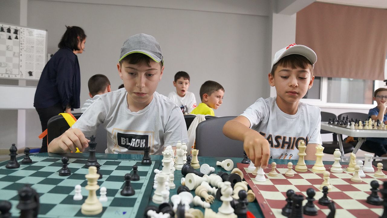 Miniklerin zihni tatilde satrançla güçleniyor