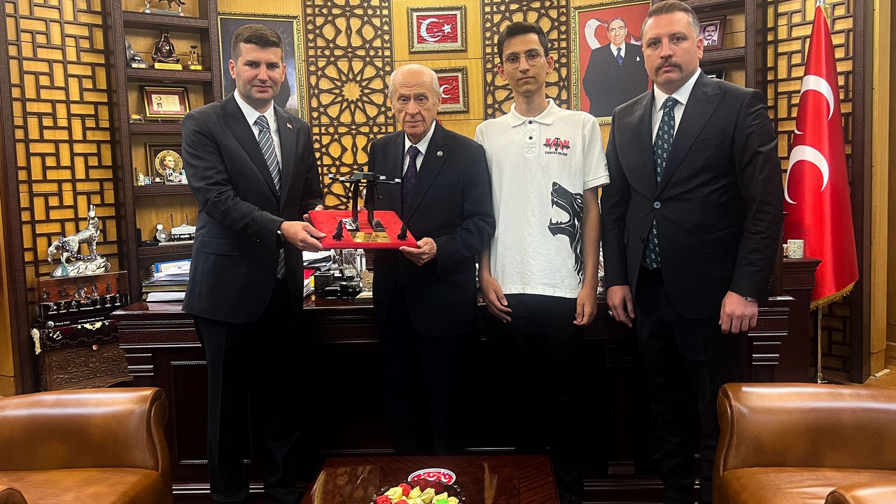 Bahçeli'ye TÜRKHAN İHA prototipi hediye edildi