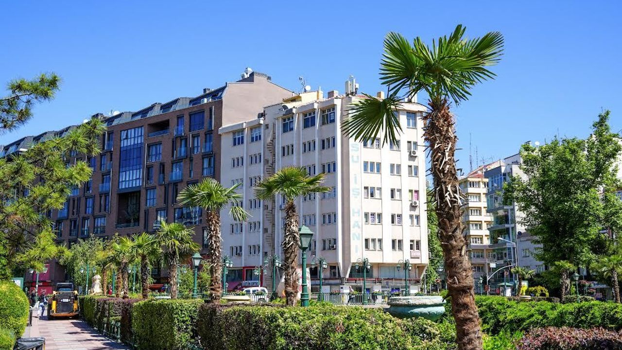 Köprübaşı Palmiyeler Ve  Zakkumlarla Süslendi