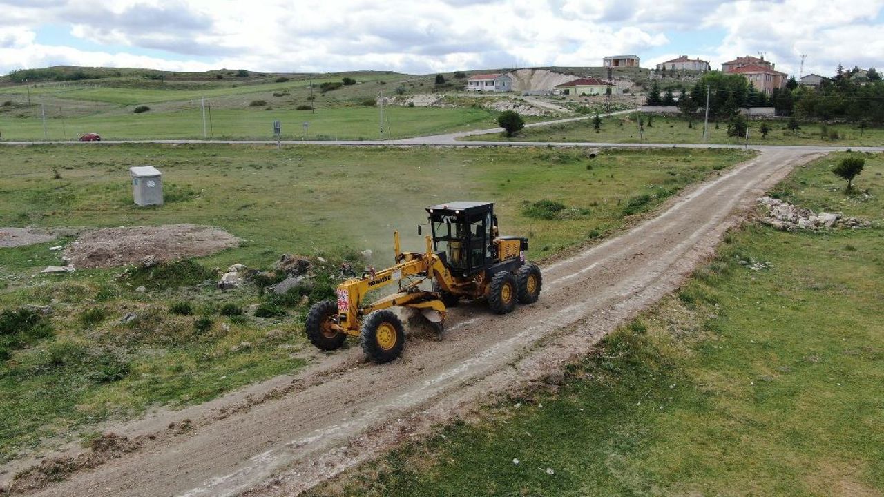İnönü’de tarla yollarının bakımları devam ediyor