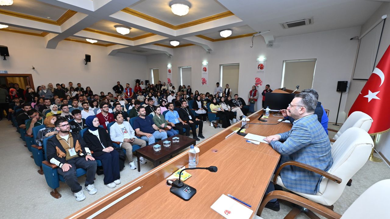 Vali Aksoy temsilci gençleri ağırladı