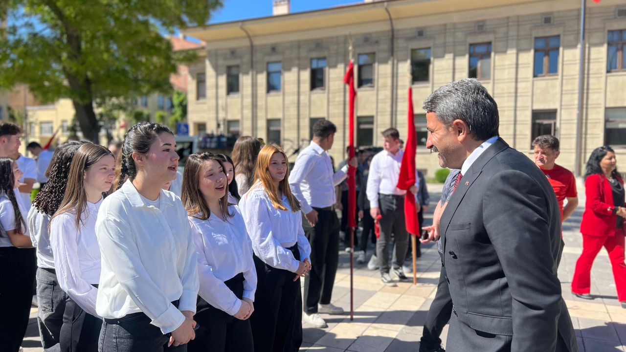 15-21 Mayıs Gençlik Haftası Çelenk Sunma Töreniyle Başladı