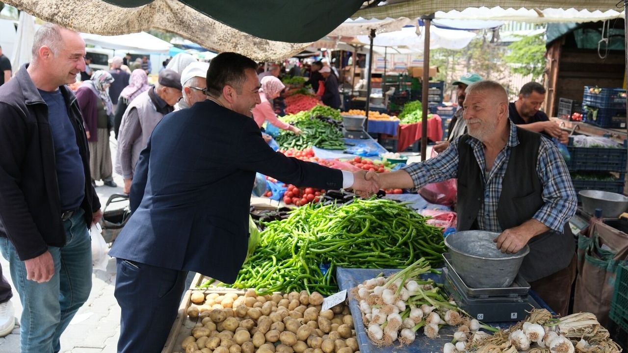 Başkan Dökmeci Halk Pazarını Ziyaret Etti