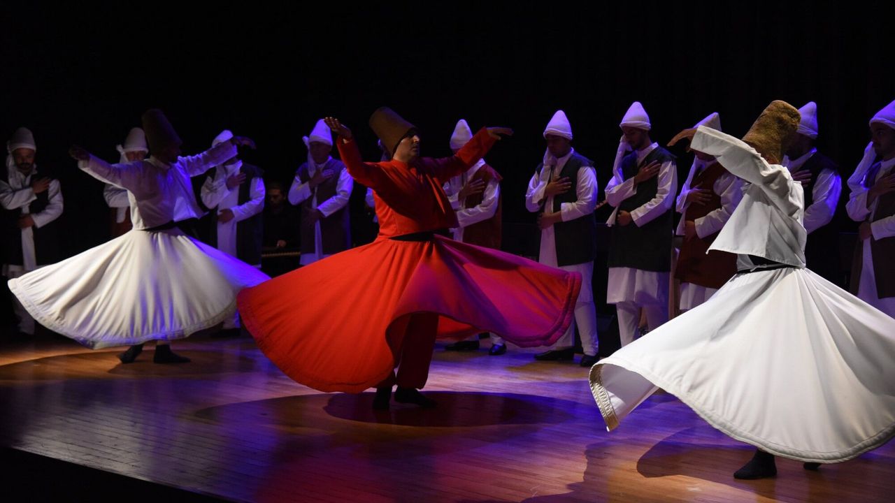 Yunus Emre şiirleri ve ilahileri ile anıldı