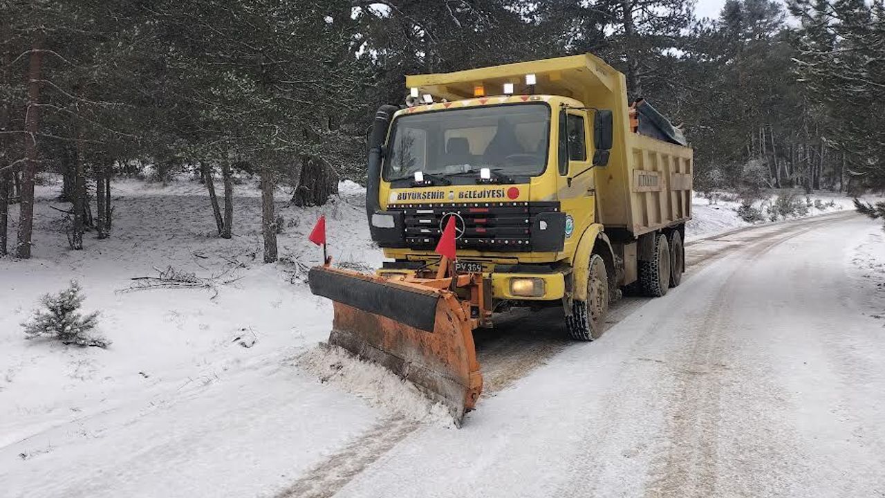Büyükşehir ekiplerinden karla mücadele