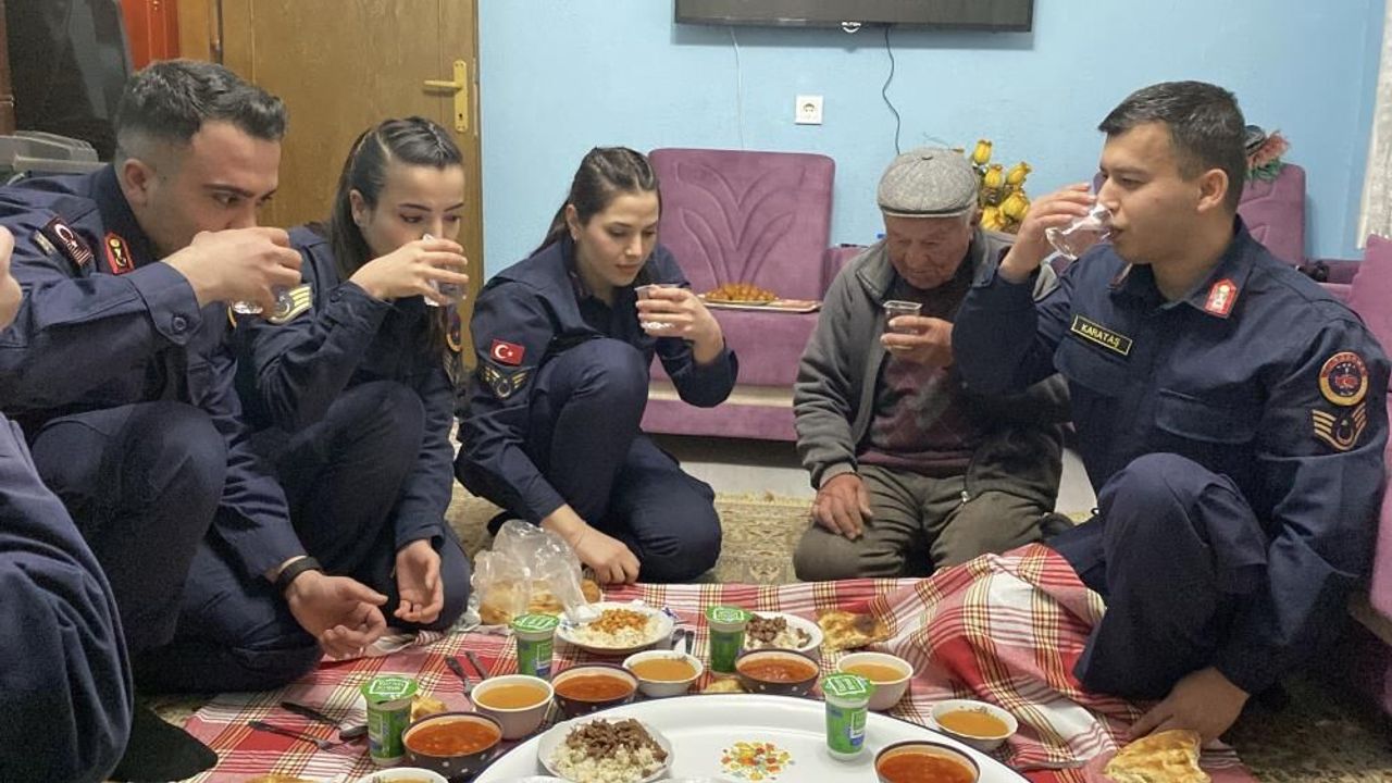 Jandarmadan gaziye sürpriz iftar
