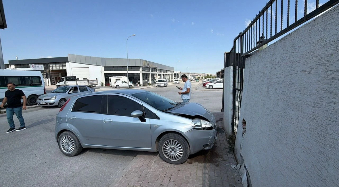 Eskişehir’de Otomobil ile Kamyonet Çarpıştı
