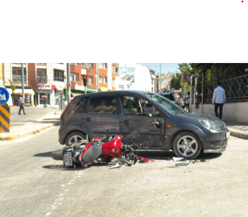 Eskişehir’de Otomobile Çarpan Motosikletli Yaralandı