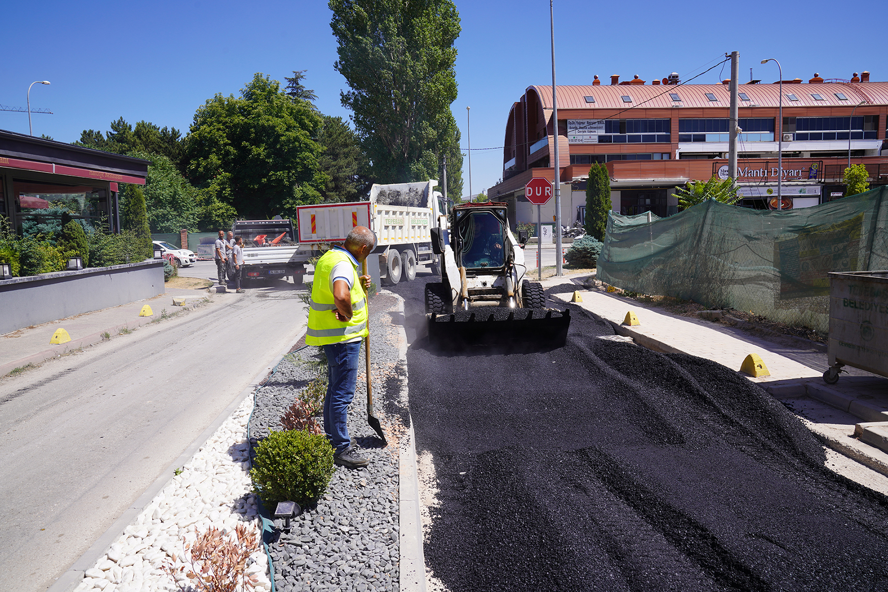 Tepebaşı’nda Yol ve Kaldırım Yenileme Çalışmaları Sürüyor