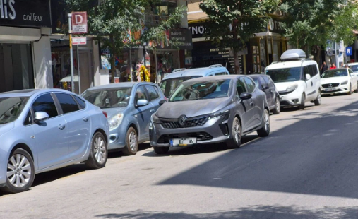 Eskişehir’de Çift Sıra Park Tepki Çekiyor