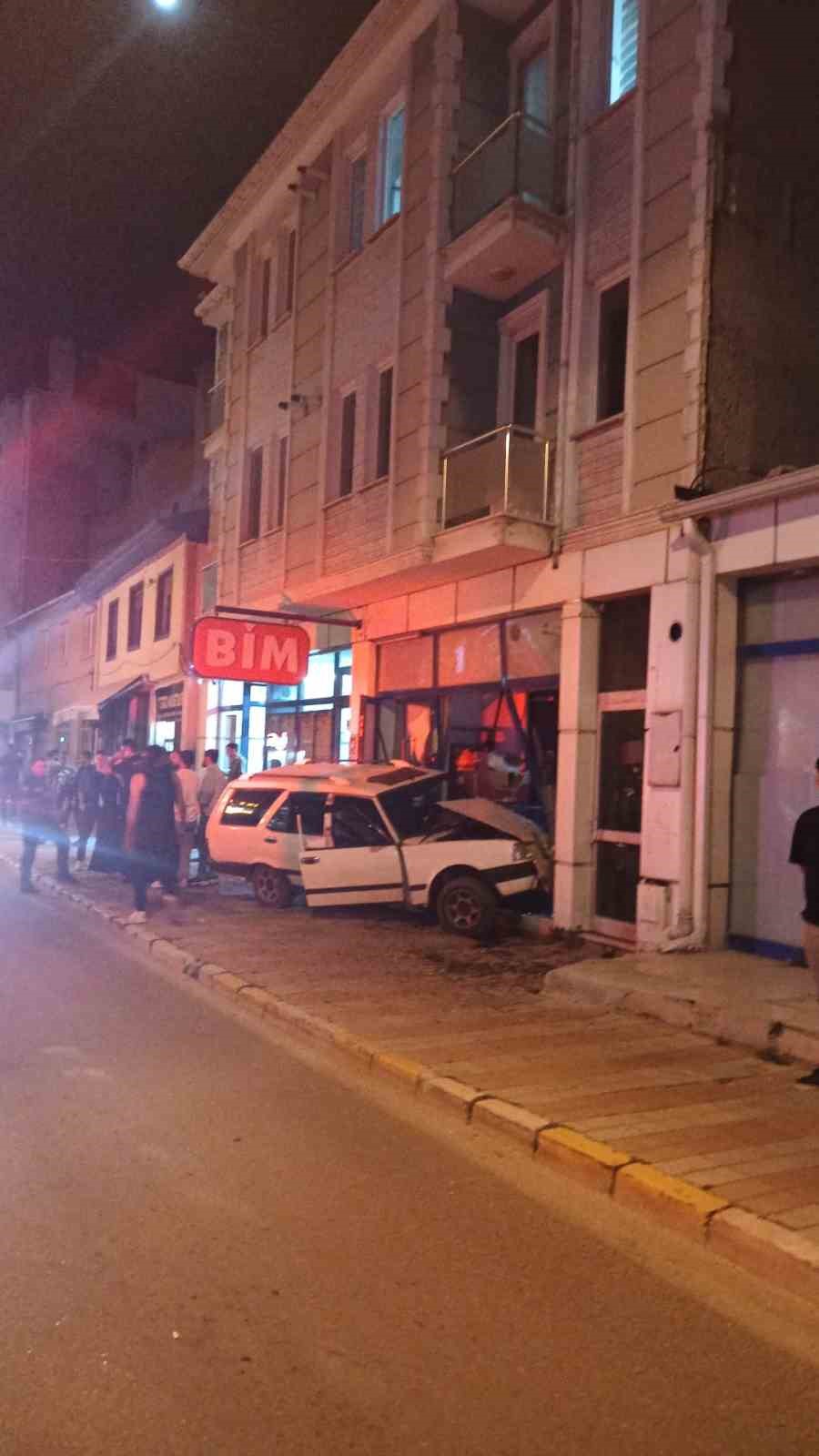Otomobilin zincir markete daldığı anlar kamerada
