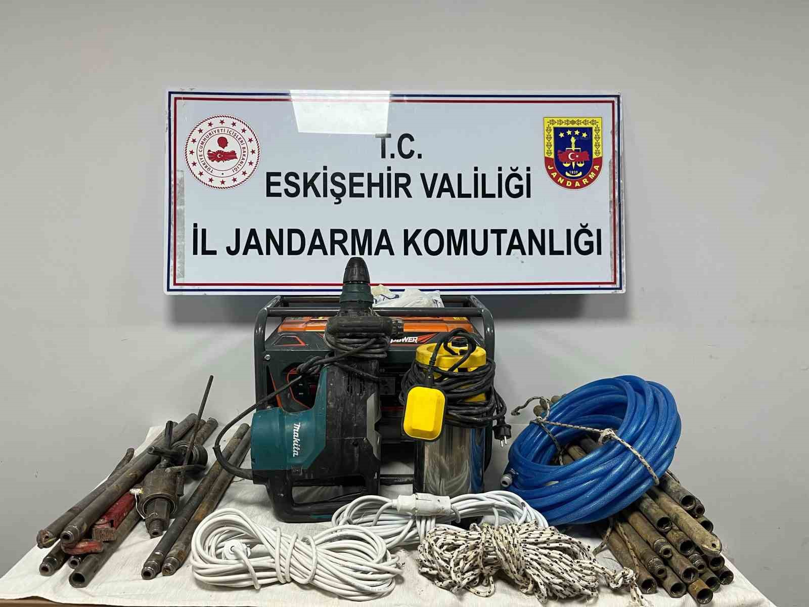 Kaçak kazı yapan 5 şüpheli suçüstü yakalandı