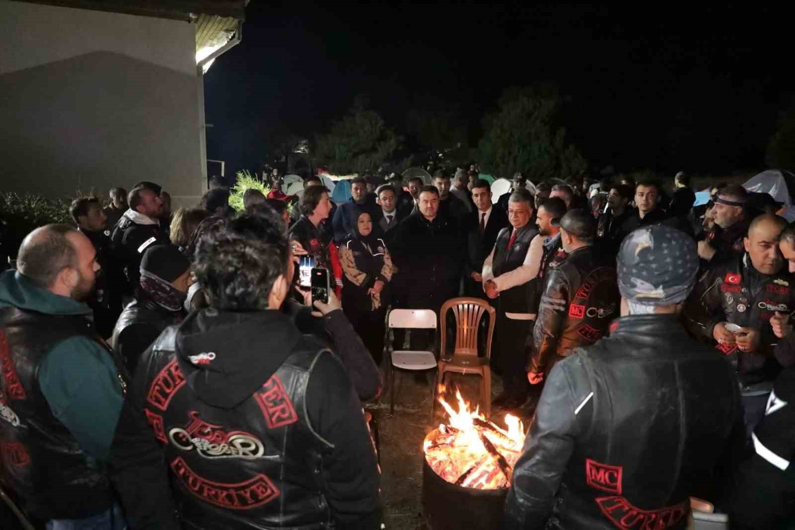 Vali Işın, Dumlupınar’daki Zafer Kampı’nda gençlerle buluştu