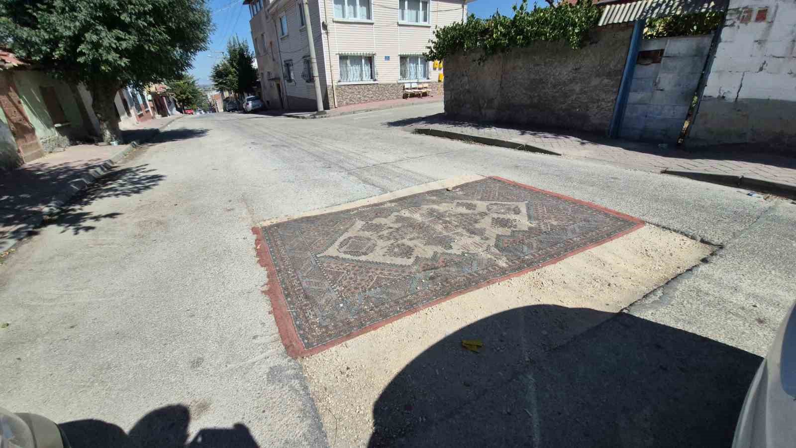 Yoldaki çukuru halıyla kapattılar