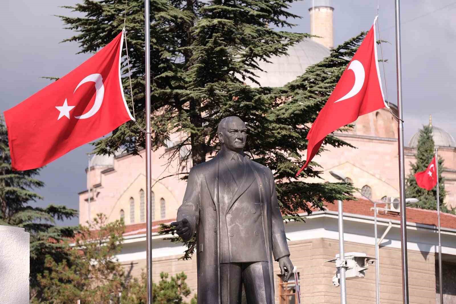 Başkan Ünlüce: "Kahramanlıkla kazanılan, gururla kutlanan zaferin 104. yılı kutlu olsun"