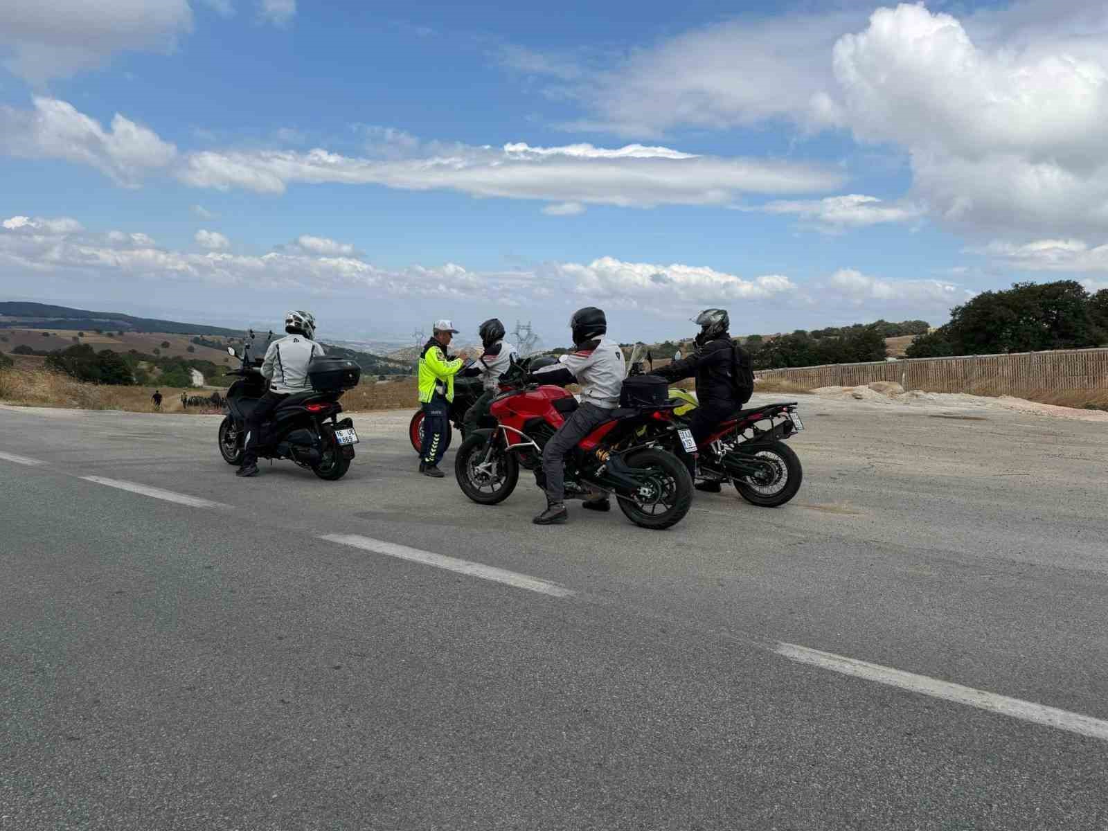 Motosiklet sürücülerine ’Reflektif Yelek Giy’, ’Görünür Ol’ uyarısı