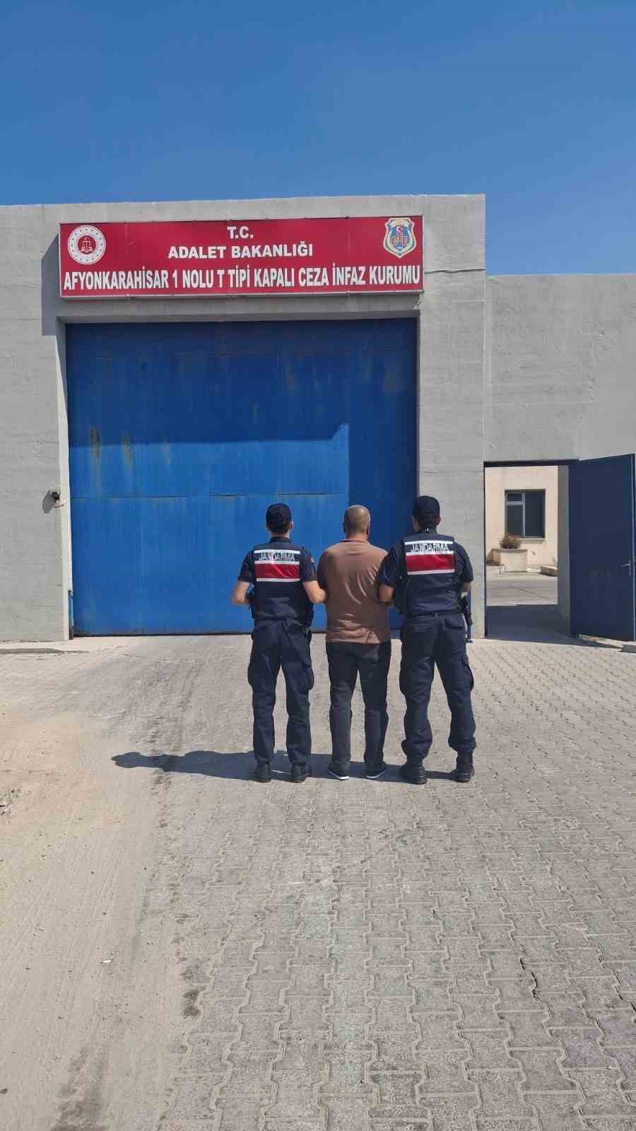 Jandarma çeşitli suçlardan aranan 24 kişiyi yakaladı