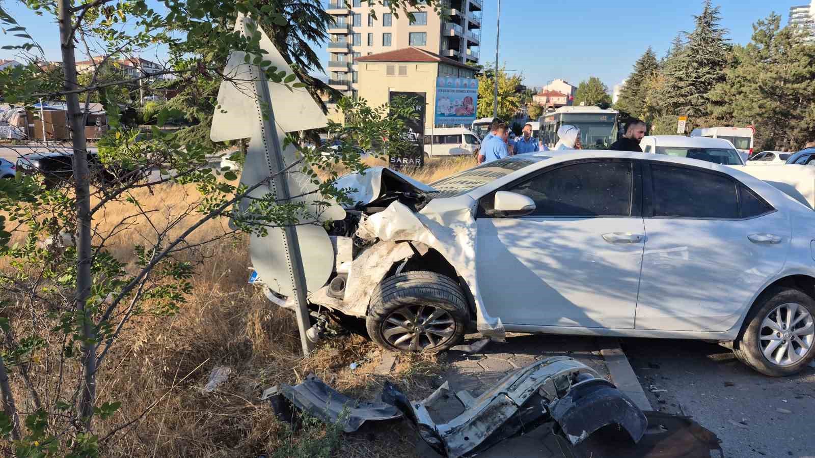 Eskişehir’de 4 aracın karıştığı zincirleme kaza: 3 yaralı