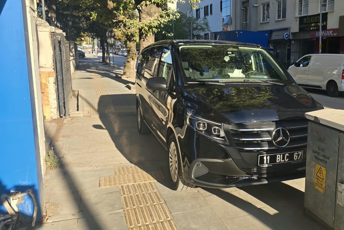Kaldırımı işgal eden resmi plakalı araca tepki