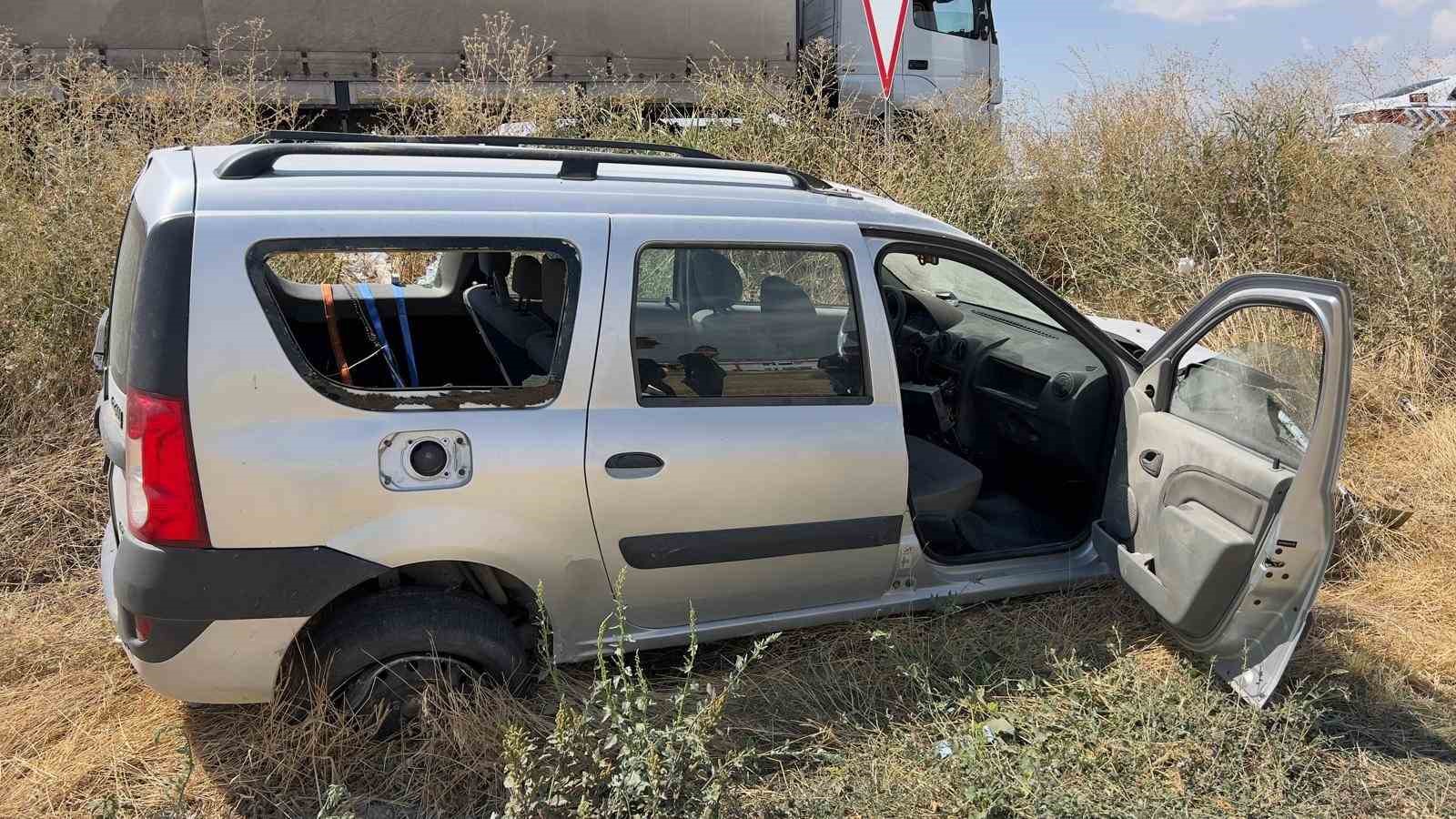 Sarampole giren otomobilde 2 kişi yaralandı