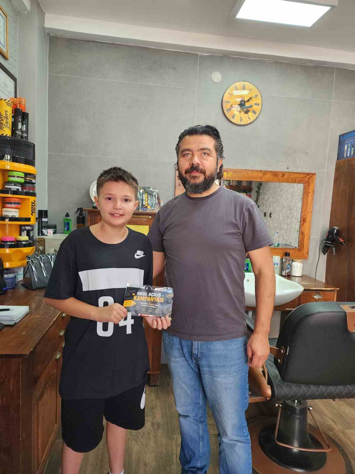 Berberden okul öncesi traş olmaya gelen öğrencilere anlamlı hediye