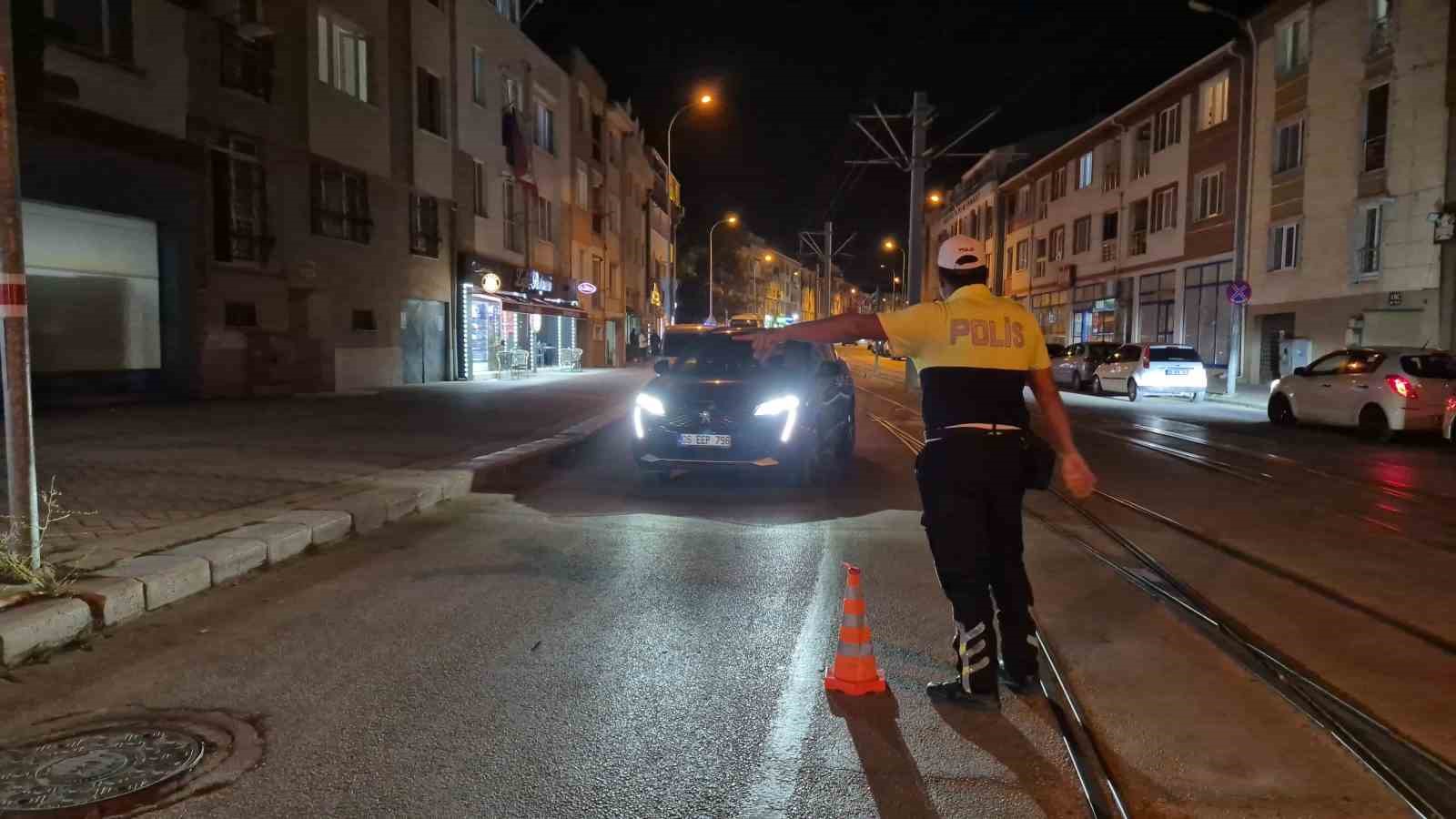 Eskişehir’de 25 polis ekibinin katılımı ile asayiş ve trafik uygulaması