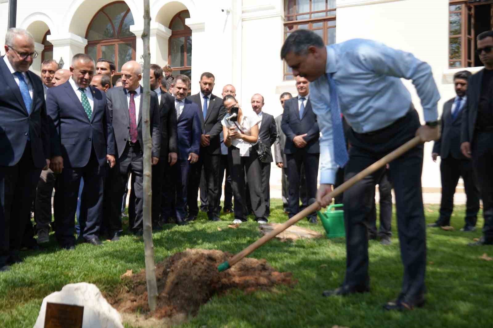Bakanı Çiftçi, adını taşıyan çınar fidanını dikerek can suyu verdi