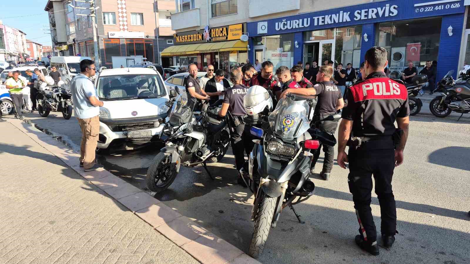 Hafif ticari aracın çarptığı motosikletli polis yaralandı