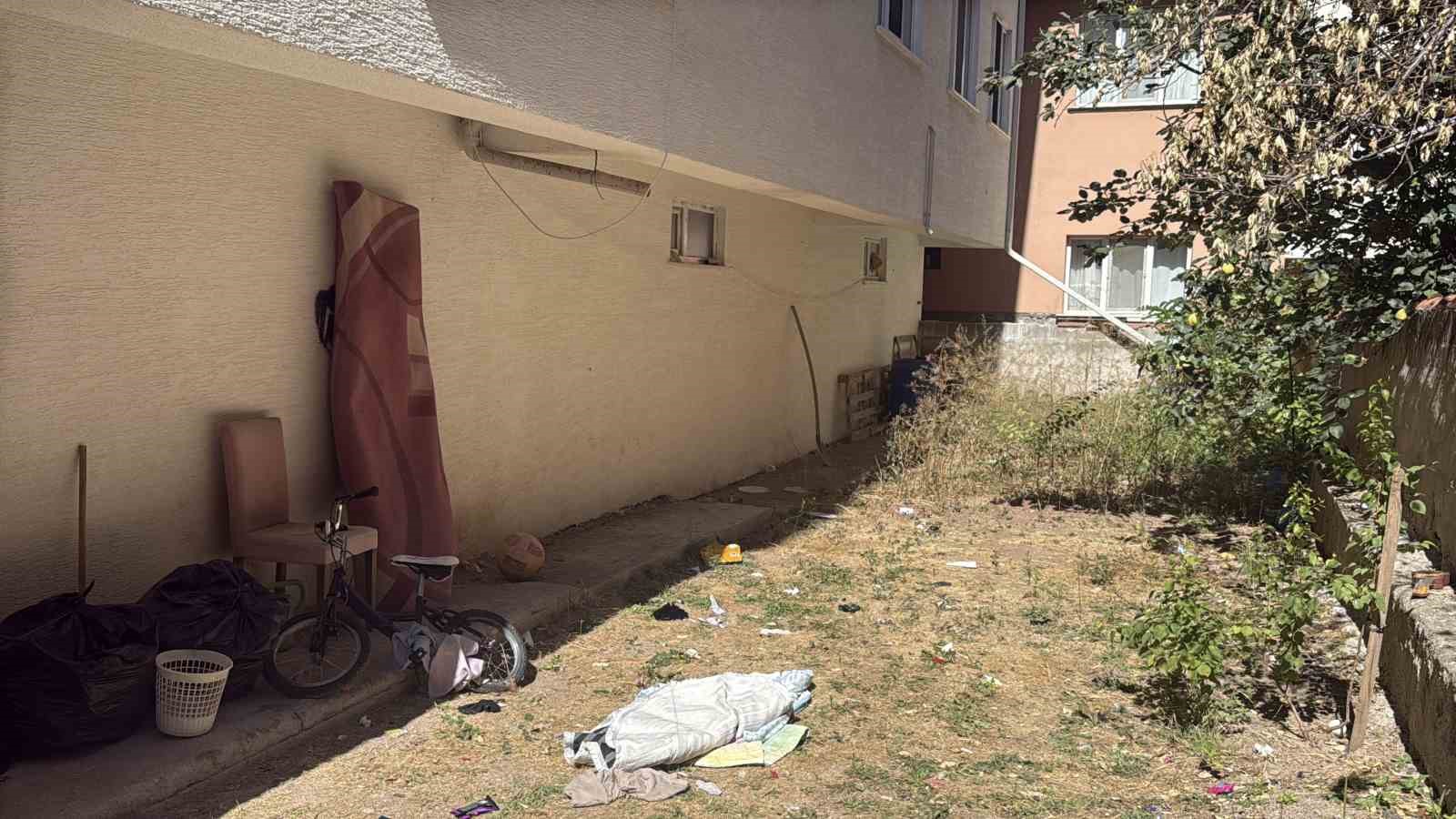 Eskişehir’de 3’üncü kattaki balkondan aşağıya düşen 4 yaşındaki çocuk yaralandı