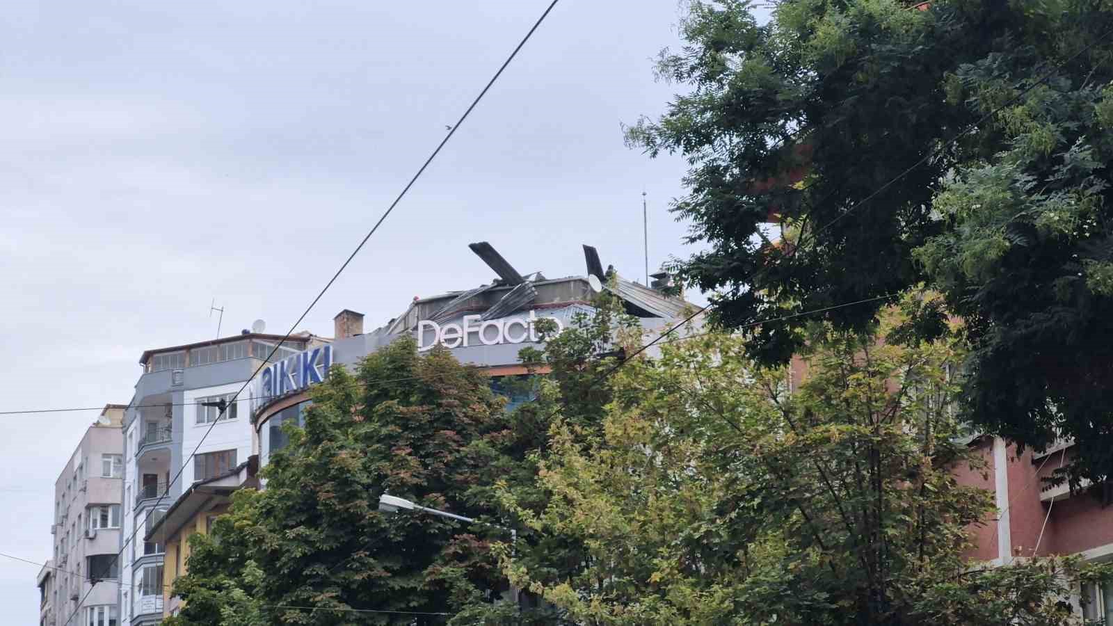 Eskişehir’de giyim mağazasının çatısında yangın çıktı