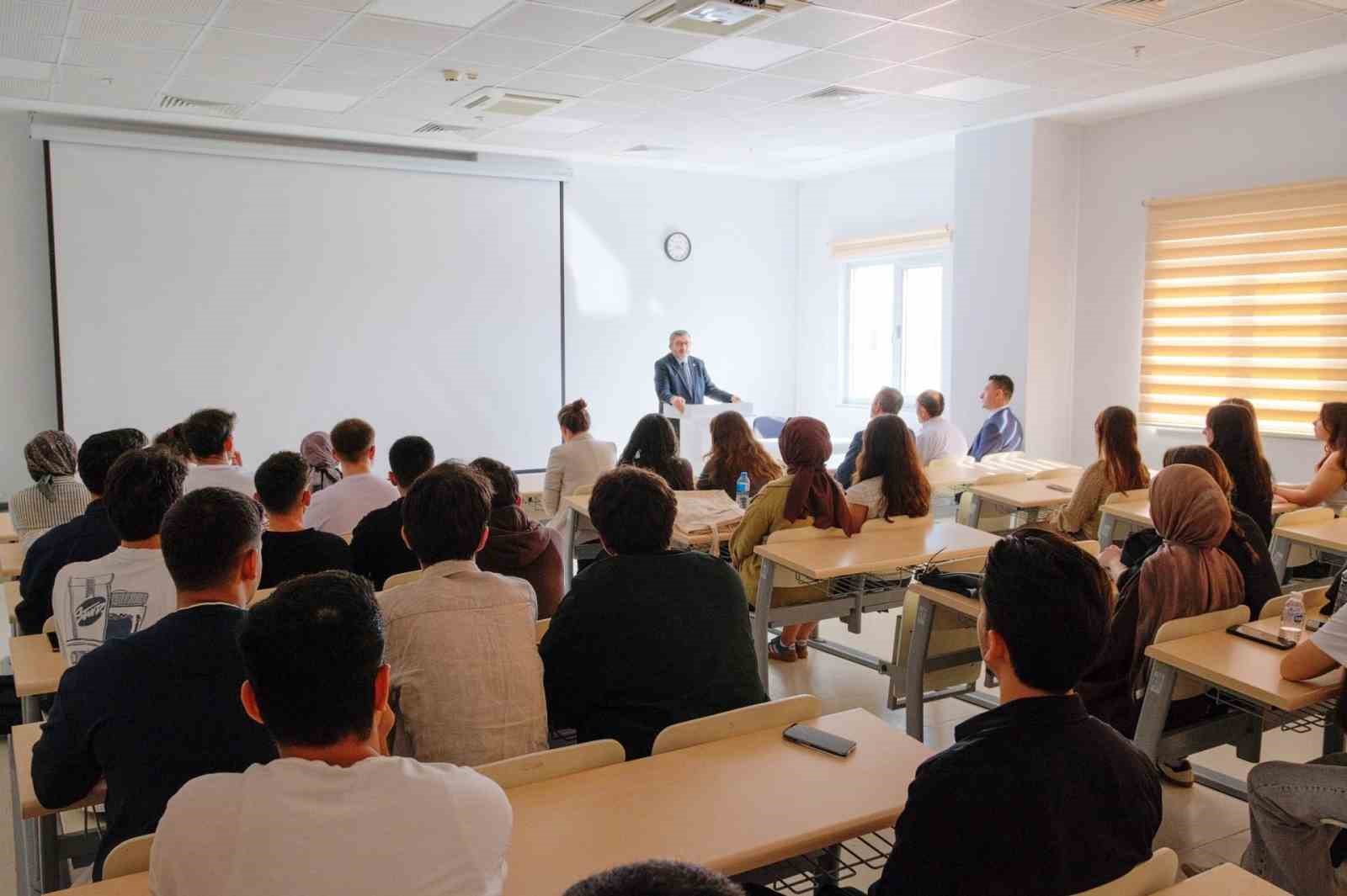 Diş Hekimliği Fakültesinde yeni eğitim yılının ilk dersi gerçekleştirildi