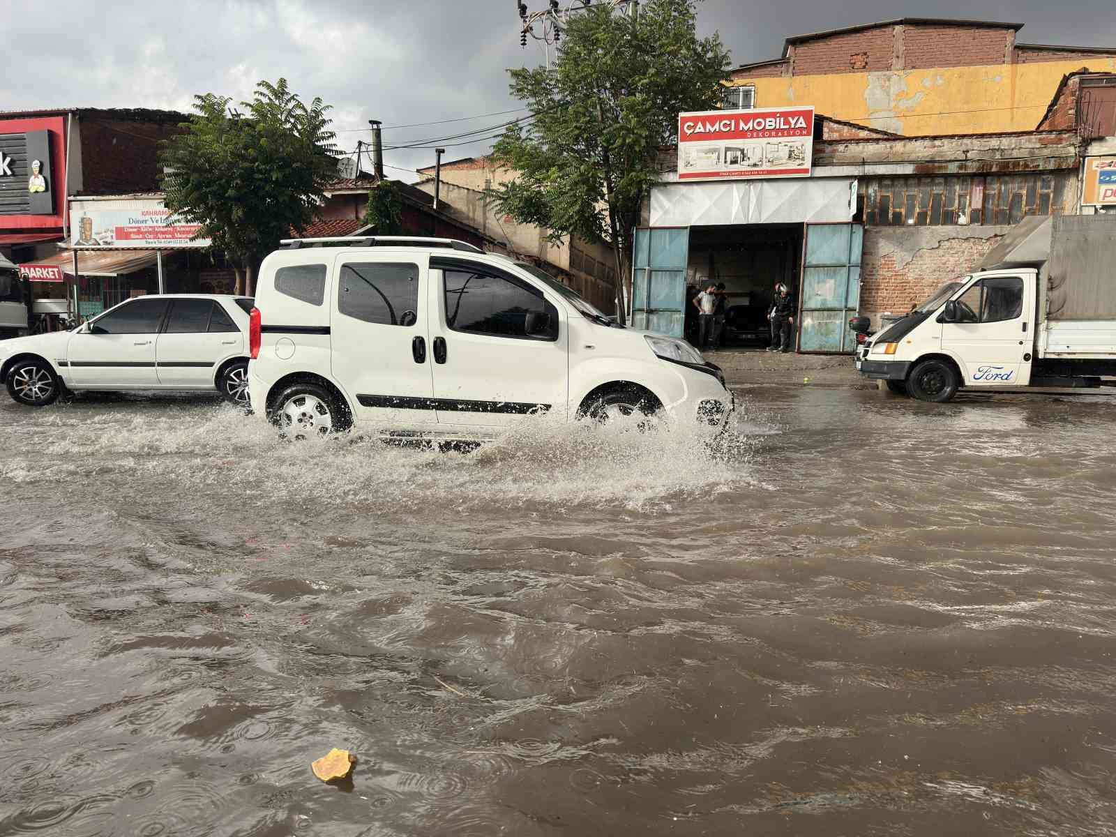 Uşak’ta sağanak yolları göle çevirdi