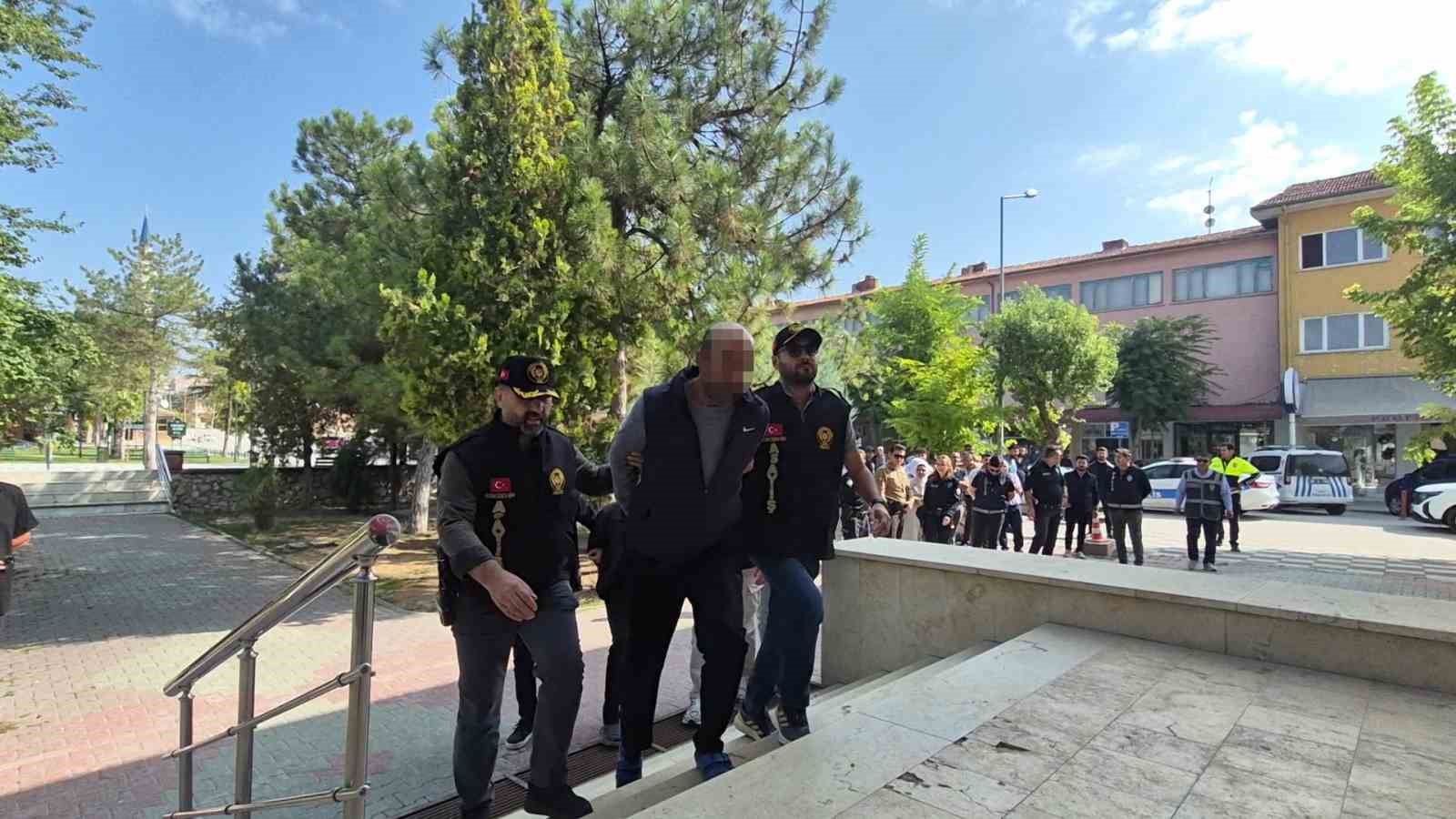 Oto galerici gencin ölümüyle ilgili 2 şüpheli tutuklandı