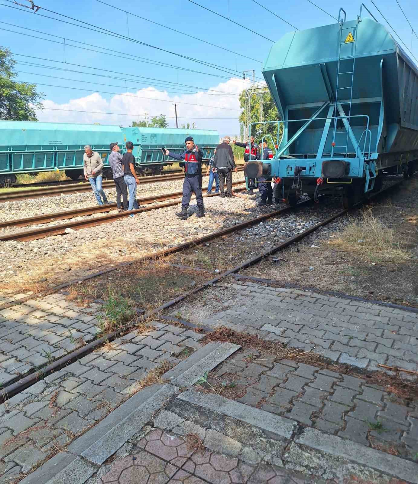 Vagonun üzerine çıkan baba ve oğluna yüksek gerilim hattındaki elektrik çarptı