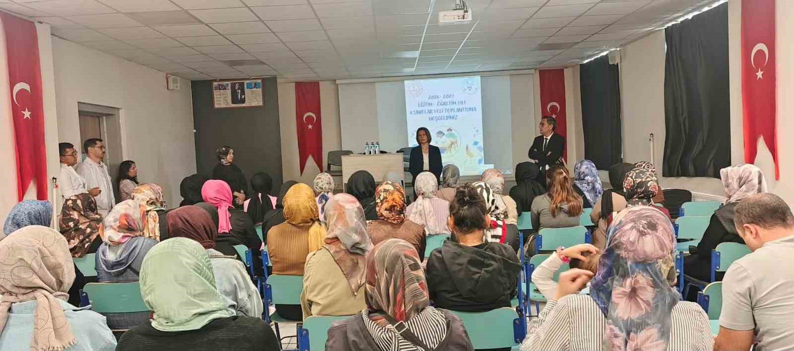 Altıntaş’ta 8. sınıf velileriyle eğitim ve sınav hazırlıkları değerlendirildi