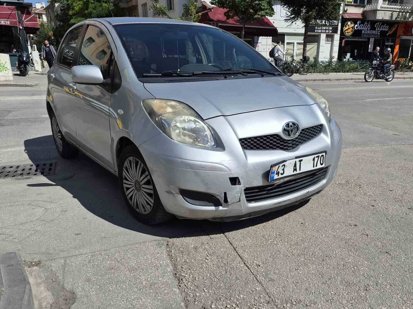 Eskişehir’de otomobille çarpışan motosiklet sürücüsü yaralandı