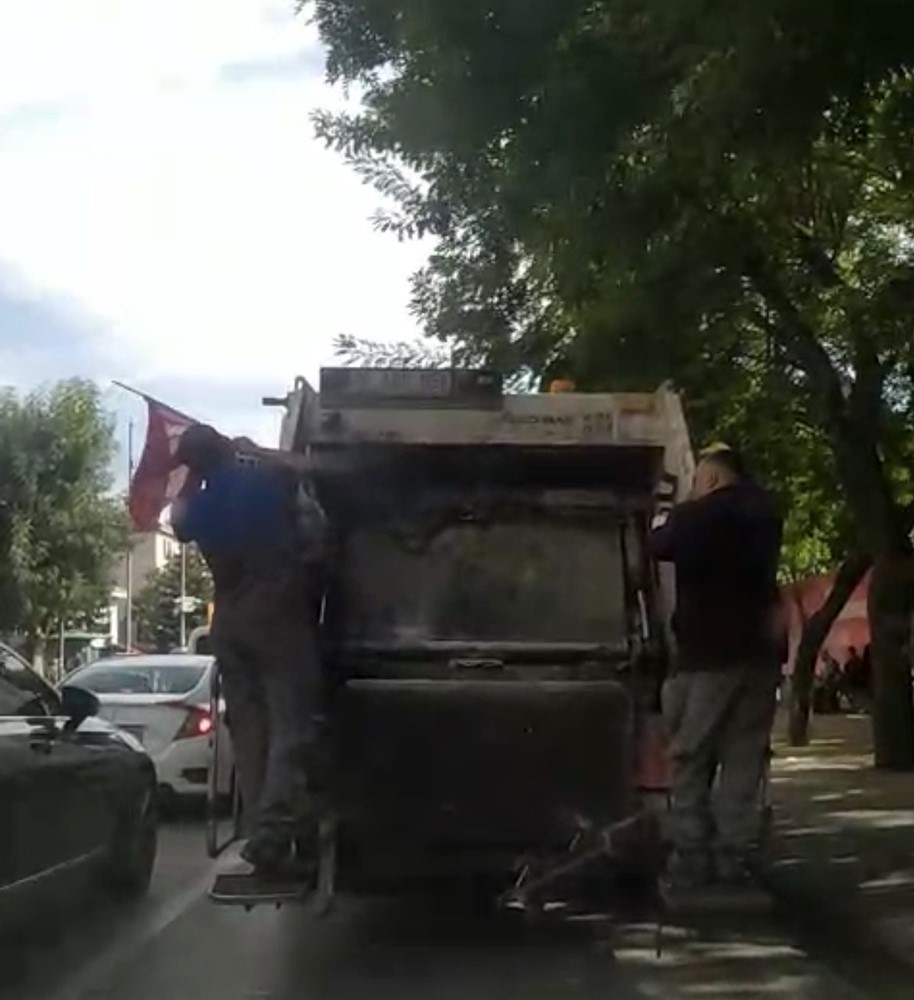 Temizlik işçileri yerde buldukları Türk bayrağını çöp kamyonun üzerine astı
