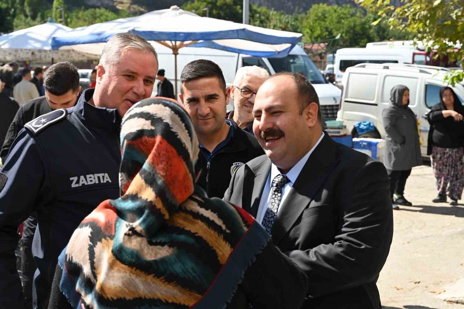 Başkan Hamamcı pazarda esnaf ve vatandaşlarla buluştu