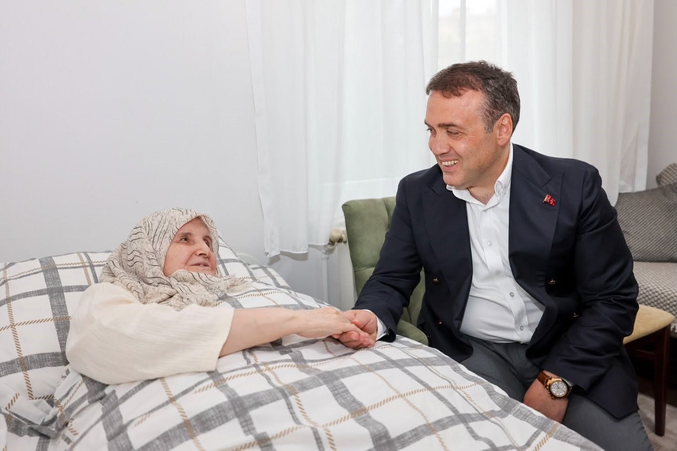 Vali Sözer, yaşlı çiftin evine konuk oldu