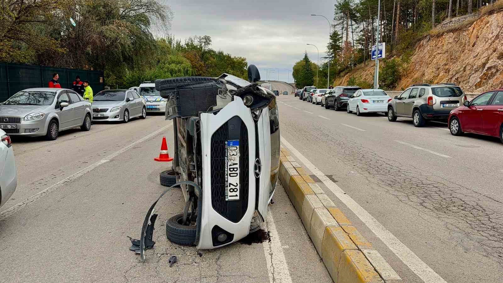 Devrilen otomobilden şans eseri burnu bile kanamadan çıktı