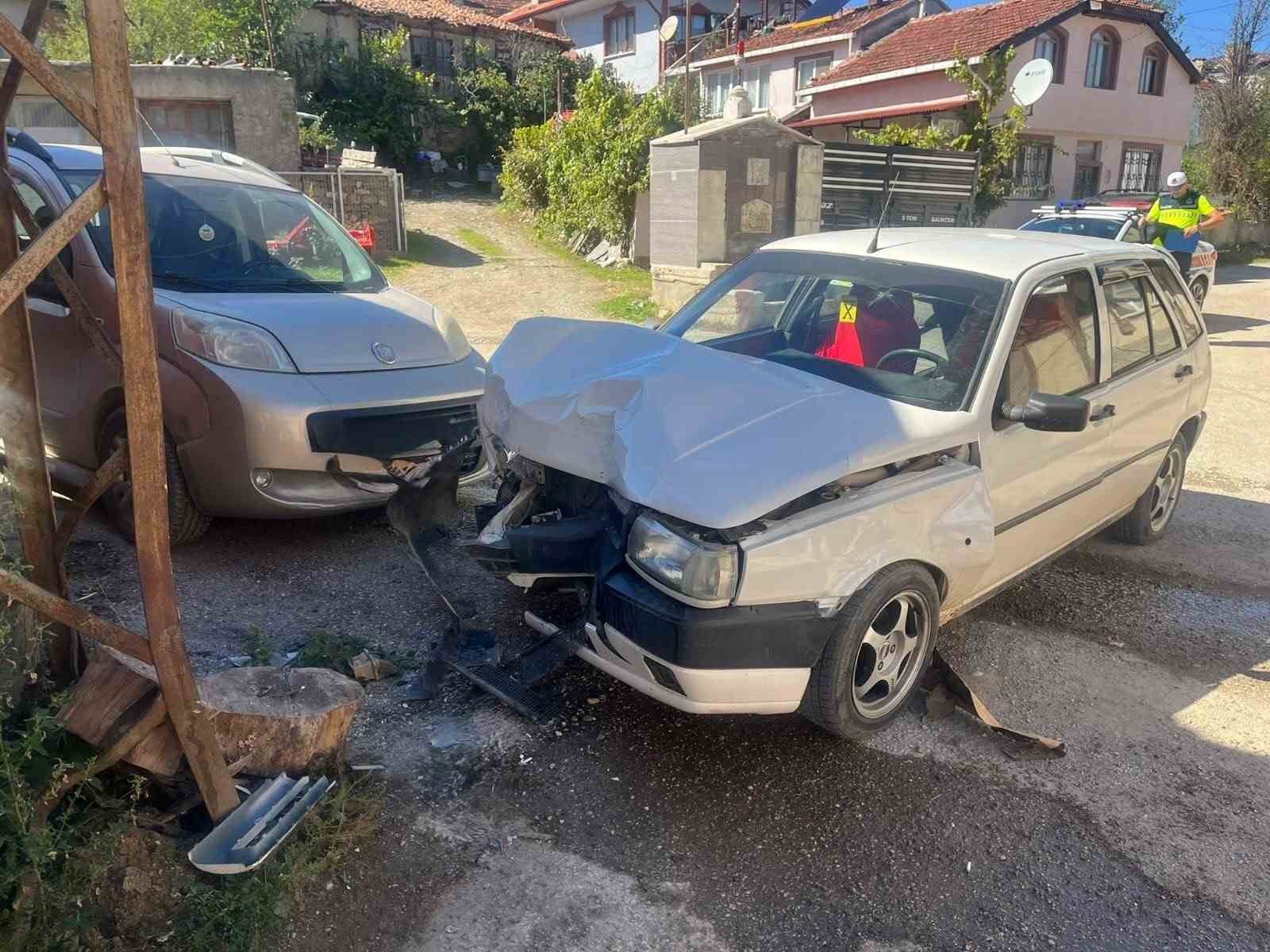 Bilecik’te otomobil elektrik direğine çarptı: 1 yaralı
