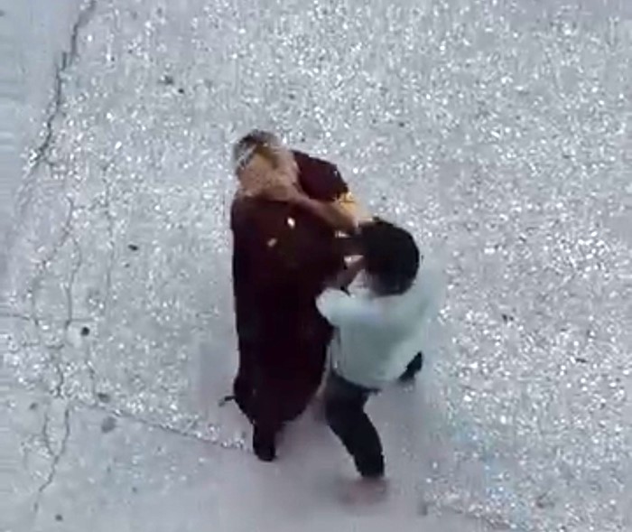 Cadde ortasında boğazını sıktığı kadını yerde sürükledi