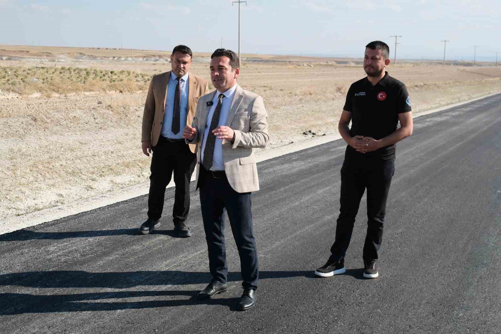 Sivrihisar-Çeltik bağlantı yolunda asfalt çalışmaları devam ediyor