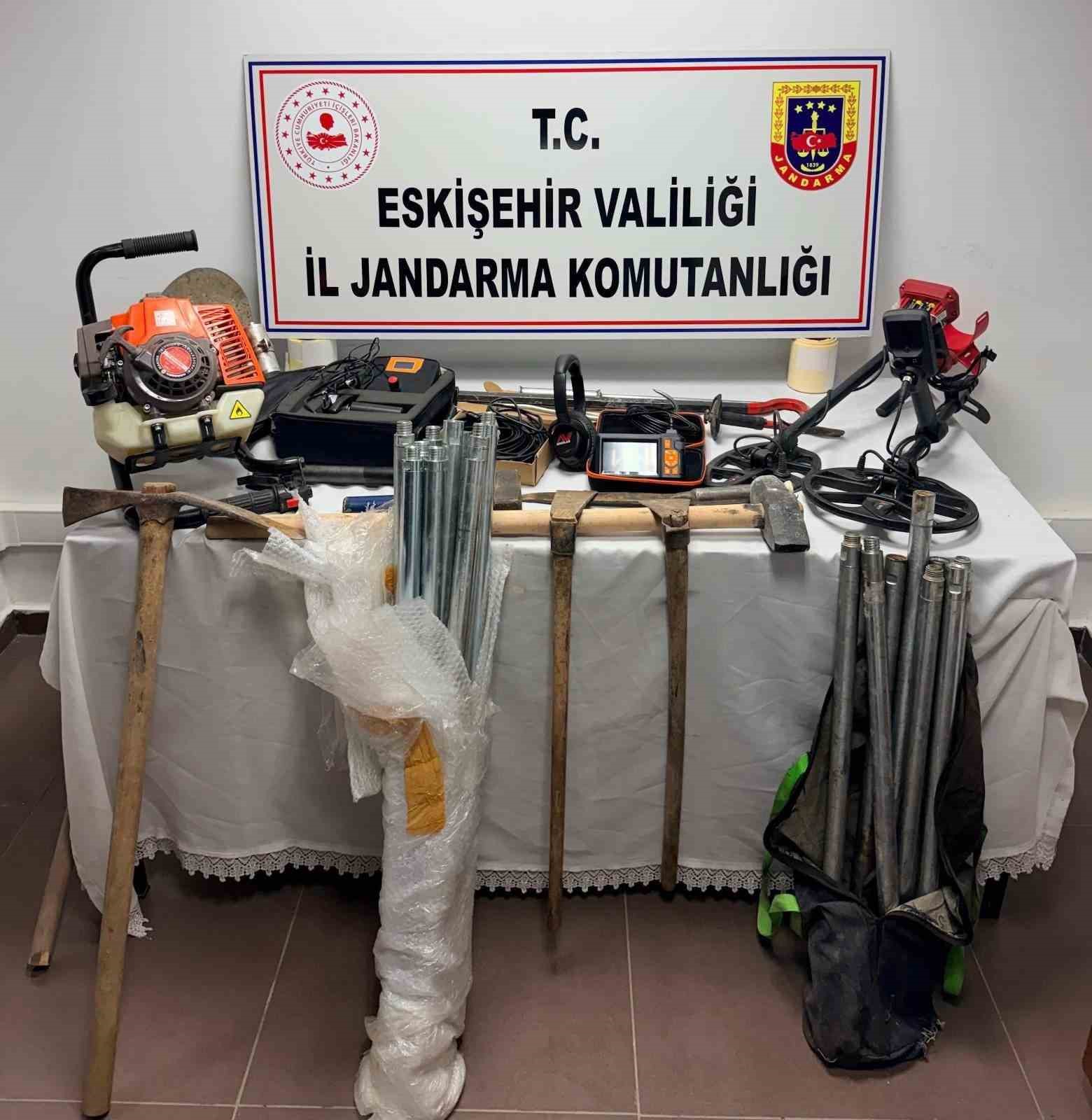 Beylikova’da kaçak kazı operasyonunda 5 şüpheli yakalandı