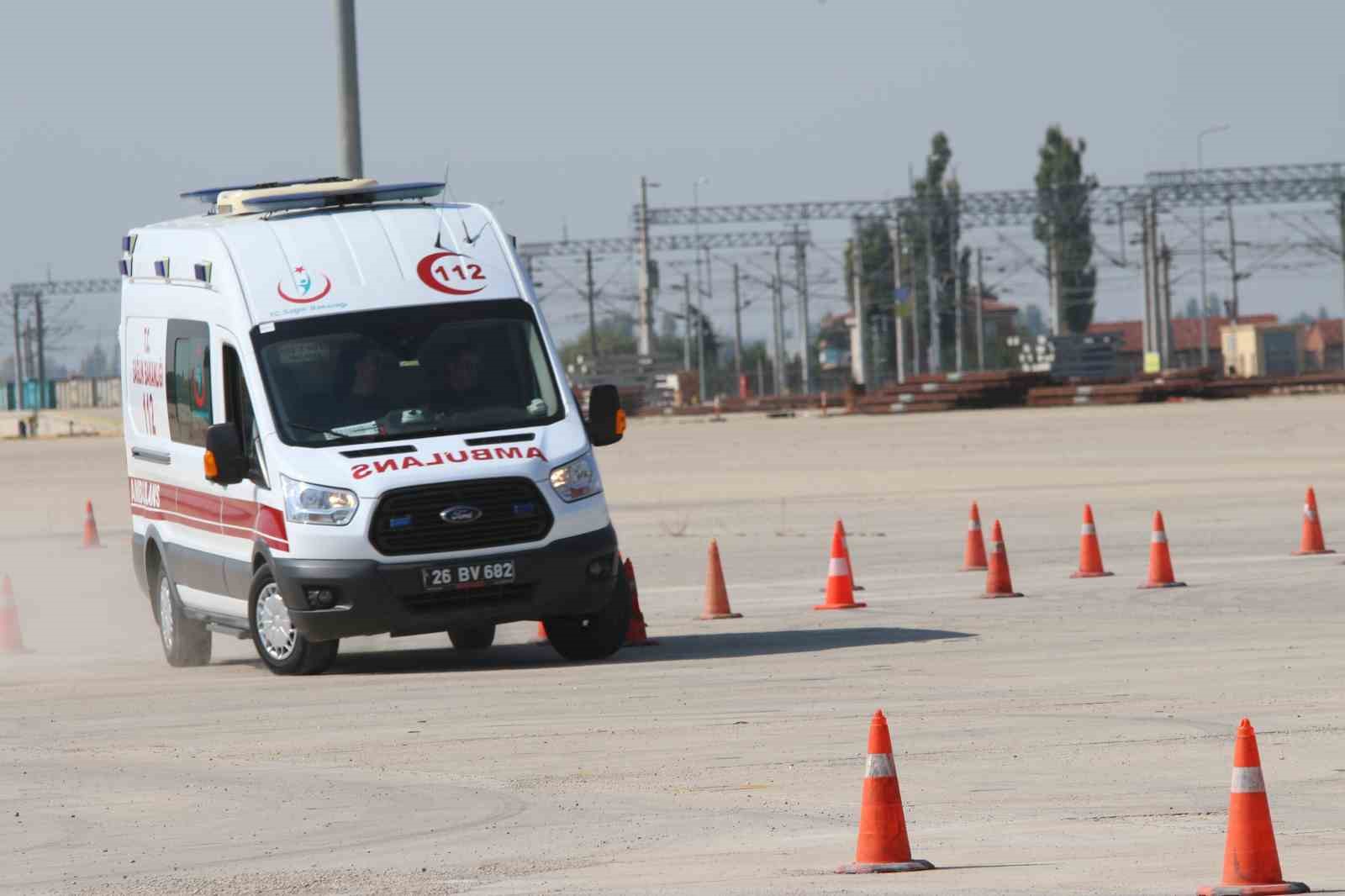 Eskişehir’de ambulans sürücülerine güvenli ve kontrollü sürüş eğitimi verildi